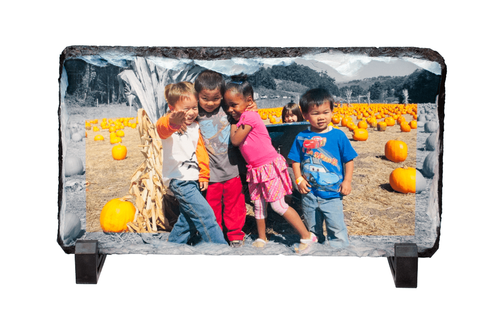 Photo slate with photo of children at pumpkin patch